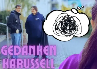 Das Mädchen im lila Pullover